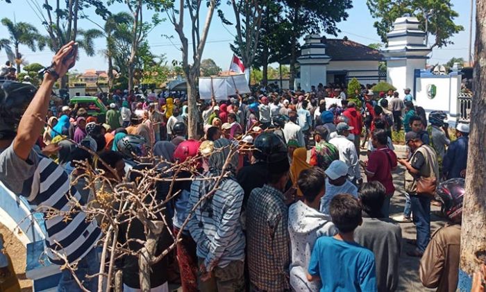 Calon Kadesnya Digugurkan Panitia, Ratusan Warga Desa Banjar Talela Demo Kantor Pemkab