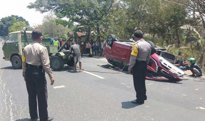 Diduga Sopir Mengantuk, XPander di Ngawi Tabrak Truk Hingga Terbalik Diduga Sopir Mengantuk, XPander di Ngawi Tabrak Truk Hingga Terbalik