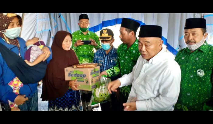 Serahkan Ribuan Paket Sembako, Kiai Asep Beri Semangat Warga Korban Gempa di Malang Serahkan Ribuan Paket Sembako, Kiai Asep Beri Semangat Warga Korban Gempa di Malang