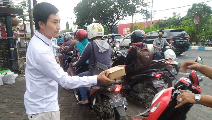 Mega Finance Waru Multiguna Bagikan Paket Takjil untuk Masyarakat