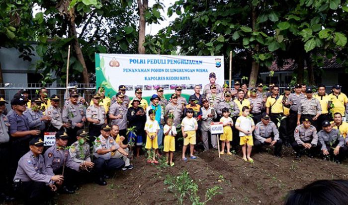 Gelar Penghijauan, Polres Kediri Kota Libatkan Tukang Becak dan Anak TK 