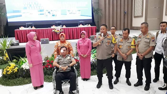 ​Kapolda Jatim Beri Penghargaan kepada Bripka Andreas, Anggota Polres Lamongan