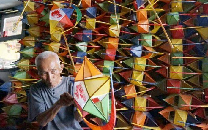 Tak Peduli Usia, Kakek 71 Tahun di Jombang Tetap Tekuni Kerajinan Lampion Takbiran