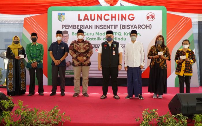Mas Dhito Beri Insentif Bulanan Kepada Guru Agama Mas Dhito Beri Insentif Bulanan Kepada Guru Agama