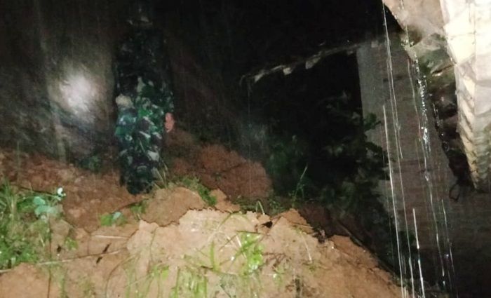 Longsor Kembali Terjang Permukiman Warga di Bandar Pacitan Longsor Kembali Terjang Permukiman Warga di Bandar Pacitan