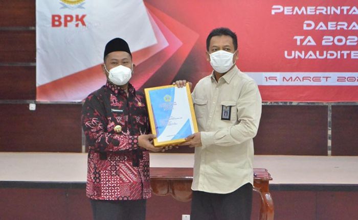 Bupati Gus Yani Serahkan LKPD 2020 kepada BPK Jatim