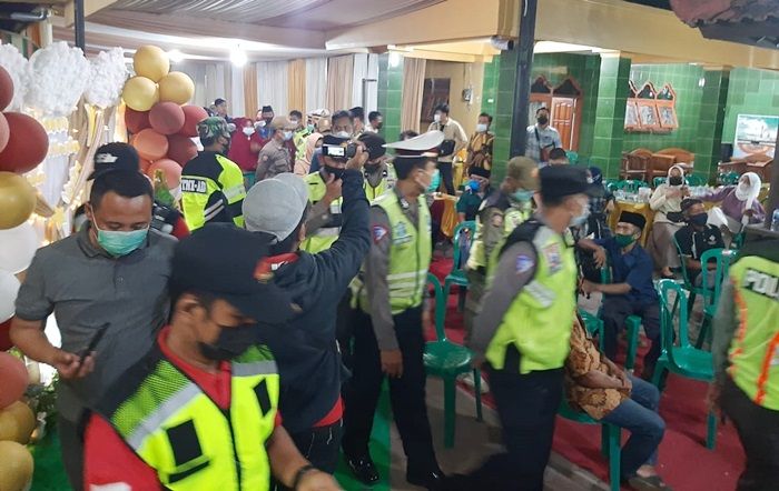 Tak Kantongi Izin, Hajatan di Rumah Kades Sidokepung Sidoarjo Dibubarkan Satgas Covid Buduran Tak Kantongi Izin, Hajatan di Rumah Kades Sidokepung Sidoarjo Dibubarkan Satgas Covid Buduran