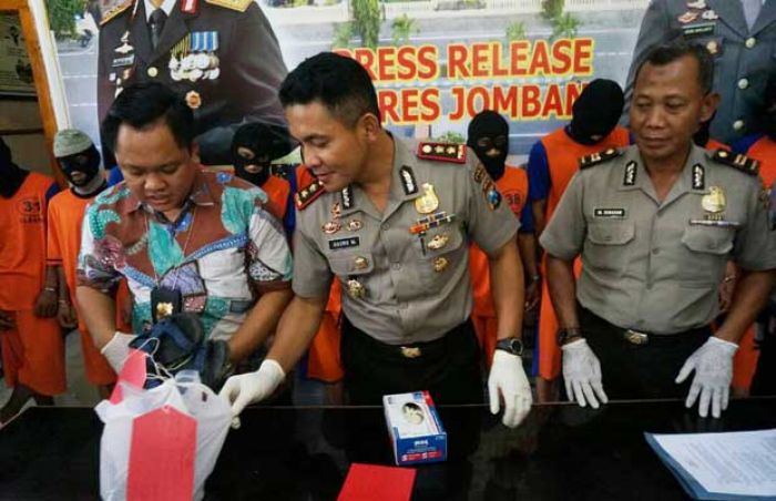 Tewasnya Yeyen di Sungai Brantas, Polisi Tangkap 10 Tersangka, 1 Kasun dan 3 Pelajar Tewasnya Yeyen di Sungai Brantas, Polisi Tangkap 10 Tersangka, 1 Kasun dan 3 Pelajar