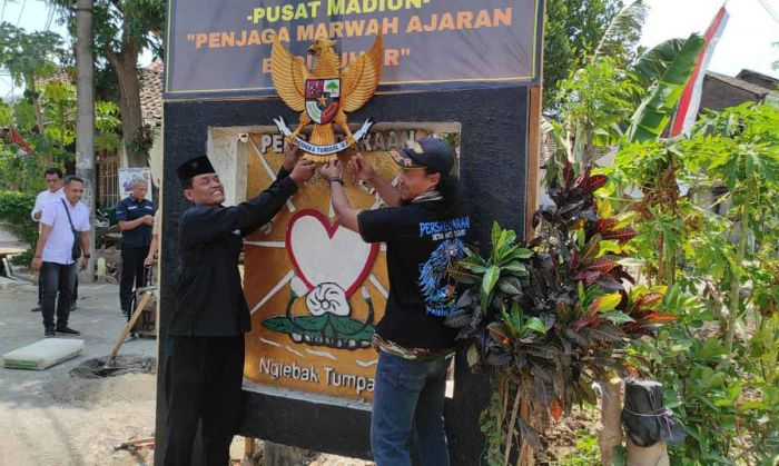 Anggota PSHT Kediri Tertibkan Tugu secara Sukarela