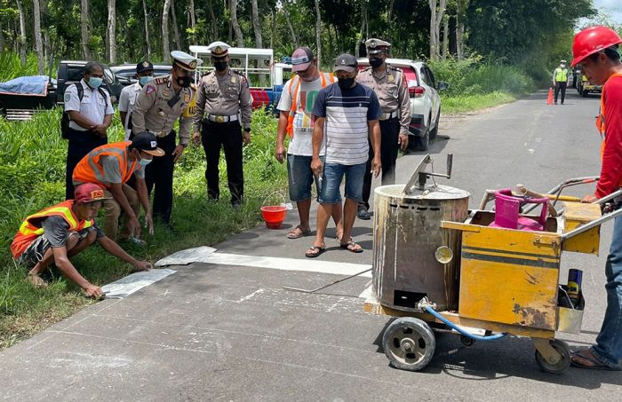 Sering Digunakan untuk Balap Liar, Satlantas Polres Blitar Pasang Garis Kejut di Jalan Ini