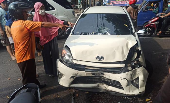 Kecelakaan di Jalan Ahmad Yani Sidoarjo, Agya Tabrak 2 Motor dan 1 Mobil Kecelakaan di Jalan Ahmad Yani Sidoarjo, Agya Tabrak 2 Motor dan 1 Mobil