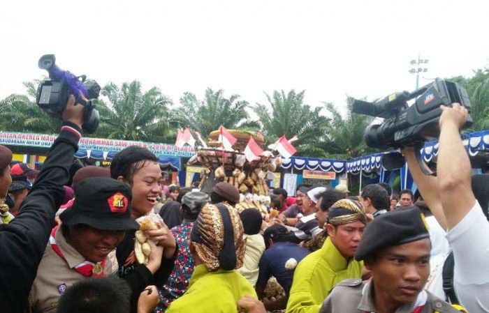 Maulud Nabi, Warga Madiun Berebut Gunungan Maulud Nabi, Warga Madiun Berebut Gunungan