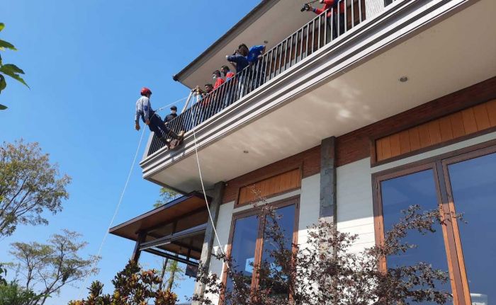 Simulasi Vertical Rescue, DPK Kota Batu Selamatkan Korban Kebakaran dari Bangunan Tinggi Simulasi Vertical Rescue, DPK Kota Batu Selamatkan Korban Kebakaran dari Bangunan Tinggi