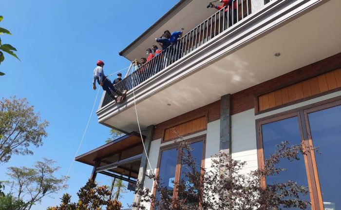 Simulasi Vertical Rescue, DPK Kota Batu Selamatkan Korban Kebakaran dari Bangunan Tinggi