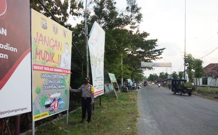 ​Polsek Jajaran di Ngawi Mulai Pasang Banner Peringatan Larangan Mudik