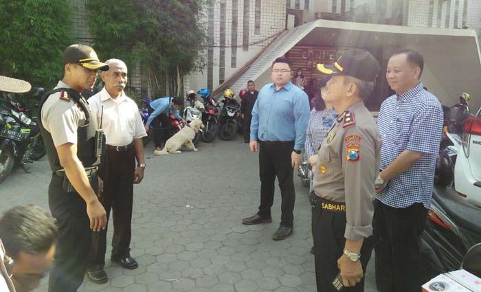 Siaga 1, Polres Mojokerto Kota Terapkan Penjagaan Gereja Bersama 3 Pilar Siaga 1, Polres Mojokerto Kota Terapkan Penjagaan Gereja Bersama 3 Pilar