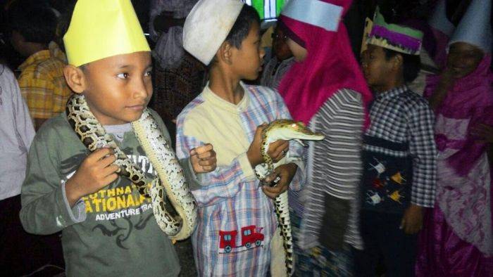 Hiiii, Takbir Keliling Gendong Ular dan Biawak Hiiii, Takbir Keliling Gendong Ular dan Biawak