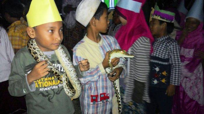 Hiiii, Takbir Keliling Gendong Ular dan Biawak