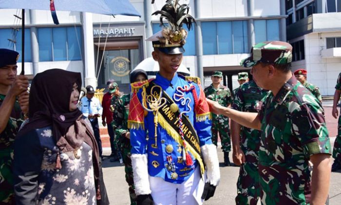 Raih Juara Lomba PBB, SMA Hang Tuah 5 Sidoarjo Terima Penghargaan dari Pangkoarmada II Raih Juara Lomba PBB, SMA Hang Tuah 5 Sidoarjo Terima Penghargaan dari Pangkoarmada II