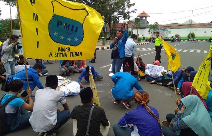 Dinilai Tak Peduli Petani, PMII Tuban Demo Pemkab Sambil Bawa Pocong