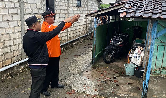 Sejumlah Bangunan di Tuban Rusak Diterjang Hujan Deras dan Angin Kencang Sejumlah Bangunan di Tuban Rusak Diterjang Hujan Deras dan Angin Kencang