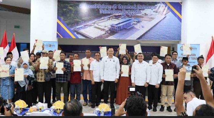 Menko AHY dan Wamen ATR/BPN Serahkan 160 Sertifikat Tanah di Sulteng Menko AHY dan Wamen ATR/BPN Serahkan 160 Sertifikat Tanah di Sulteng