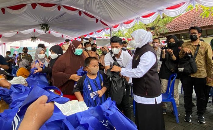 Operasi Pasar Minyak Goreng Murah di Bangkalan Diserbu Emak-Emak Operasi Pasar Minyak Goreng Murah di Bangkalan Diserbu Emak-Emak