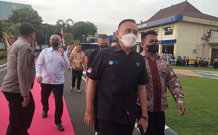 Ditreskrimsus Polda Jatim Periksa Ketua Umum PSSI dan Wakilnya Ditreskrimsus Polda Jatim Periksa Ketua Umum PSSI dan Wakilnya