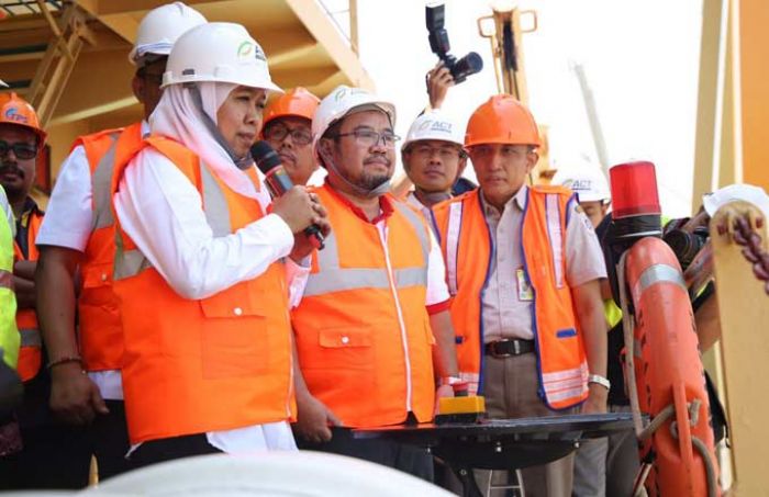 Khofifah Lepas Kapal Kemanusiaan Berisi 2 Juta Kilogram Beras untuk Rohingya Khofifah Lepas Kapal Kemanusiaan Berisi 2 Juta Kilogram Beras untuk Rohingya