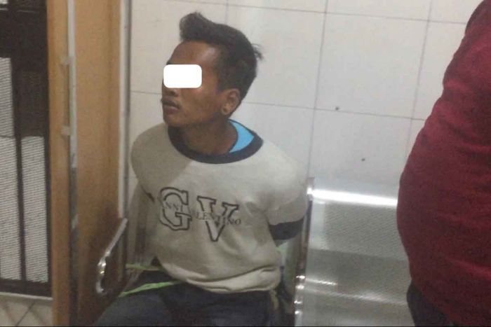 Seorang Pengamen Mabuk di Surabaya Merengek Minta Pulang Usai Ditangkap Polisi Seorang Pengamen Mabuk di Surabaya Merengek Minta Pulang Usai Ditangkap Polisi