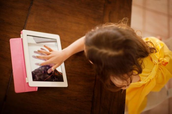 Ajak Jalan-jalan Anak yang Kecanduan Gadget untuk Selamatkan Mata dari Miopia Ajak Jalan-jalan Anak yang Kecanduan Gadget untuk Selamatkan Mata dari Miopia