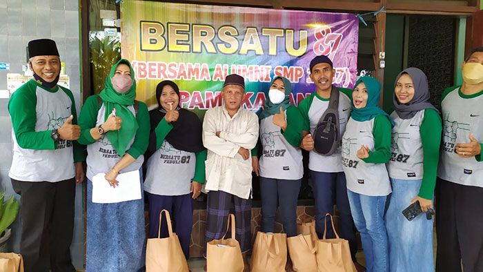 Alumni SMPN 1 Bersatu 87 Pamekasan Berbagi Paket Sembako