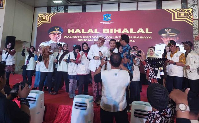 Halalbihalal, Wali Kota Surabaya Nyanyi Bareng Pilar-Pilar Sosial Halalbihalal, Wali Kota Surabaya Nyanyi Bareng Pilar-Pilar Sosial