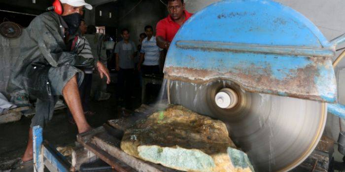 Jadi Rebutan, Batu Giok Seberat 20 Ton Ditemukan di Aceh Jadi Rebutan, Batu Giok Seberat 20 Ton Ditemukan di Aceh