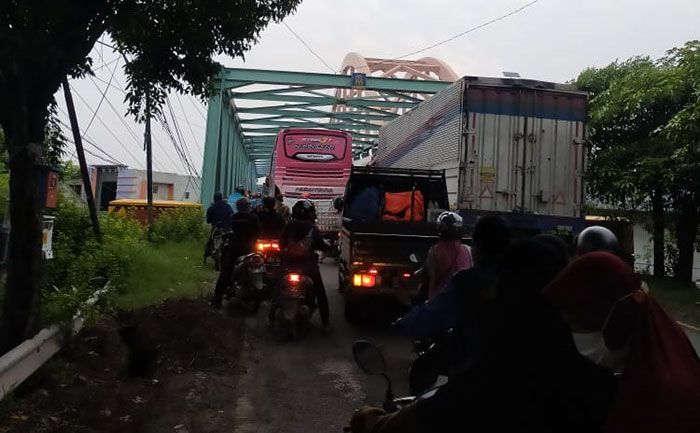 Jembatan di Lamongan Ambles, Satlantas Polres Gresik Alihkan Arus Lalin Jembatan di Lamongan Ambles, Satlantas Polres Gresik Alihkan Arus Lalin