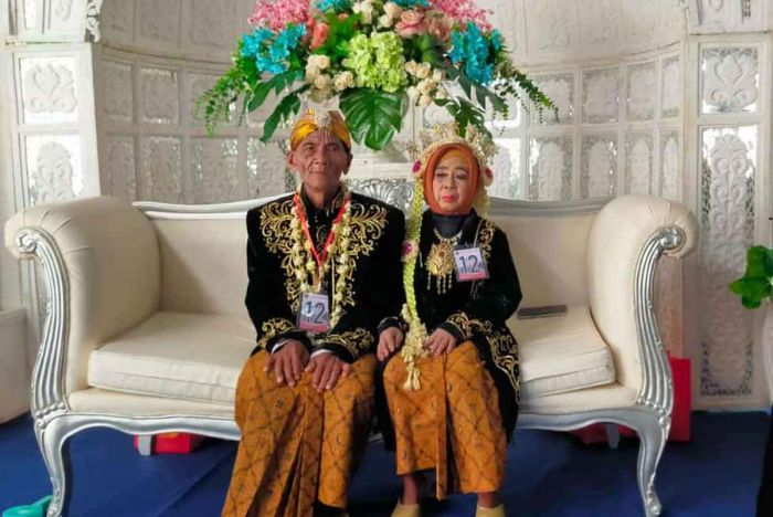 Unik! Pasangan Lanjut Usia Ikuti Nikahan Massal yang Digelar Oleh Pemkab Ngawi Unik! Pasangan Lanjut Usia Ikuti Nikahan Massal yang Digelar Oleh Pemkab Ngawi