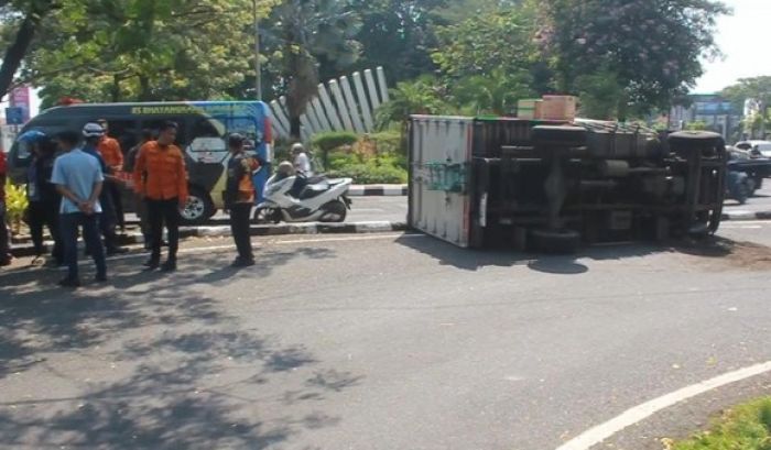 Truk Sembako Terguling di Bundaran Dolog Surabaya, Sopir dan Kernet Luka