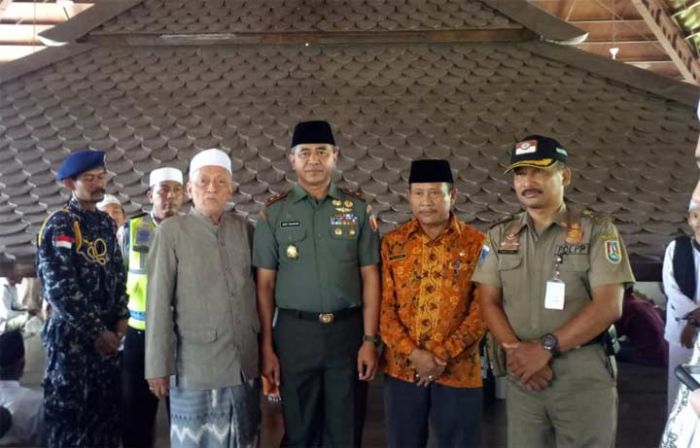 Ziarah ke Makam Sunan Bonang, Pangdam: Netralitas TNI Harga Mati Ziarah ke Makam Sunan Bonang, Pangdam: Netralitas TNI Harga Mati