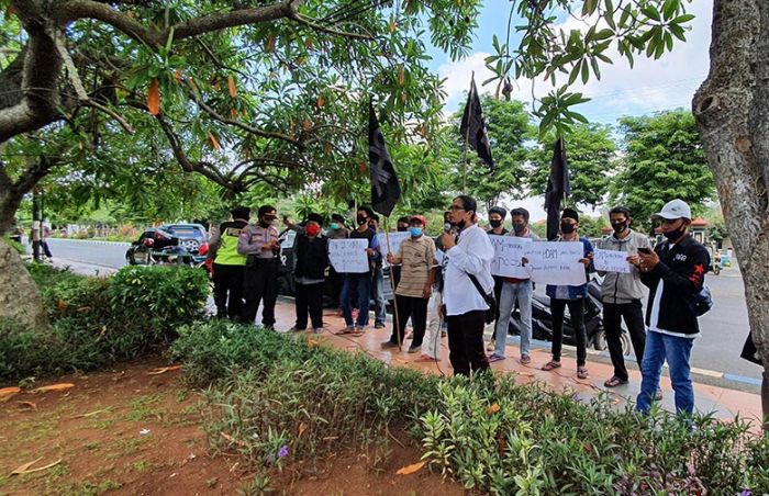 Warga Pocong Demo Minta PDAM Bangkalan Kucurkan CSR: Ketua Dewan Jangan Takut Warga Pocong Demo Minta PDAM Bangkalan Kucurkan CSR: Ketua Dewan Jangan Takut