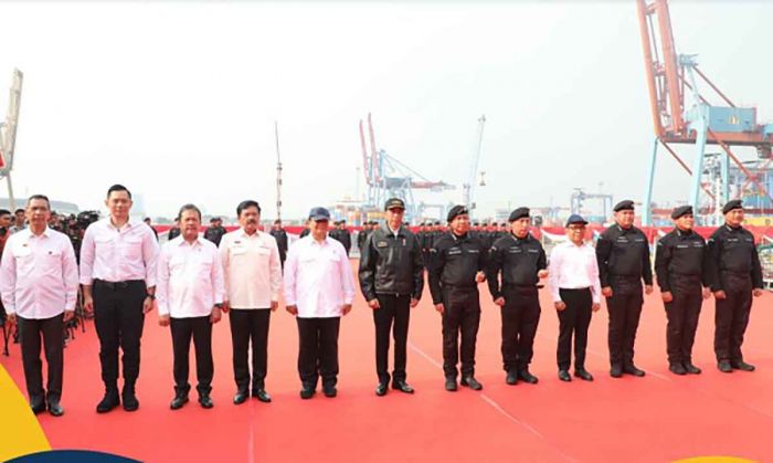 Bersama Presiden Jokowi, Menteri ATR/BPN Peroleh Brevet Kehormatan Hiu Bersama Presiden Jokowi, Menteri ATR/BPN Peroleh Brevet Kehormatan Hiu