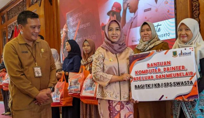 Pemkot Mojokerto Salurkan Bantuan Seragam Gratis untuk Pelajar TK hingga SMP Pemkot Mojokerto Salurkan Bantuan Seragam Gratis untuk Pelajar TK hingga SMP