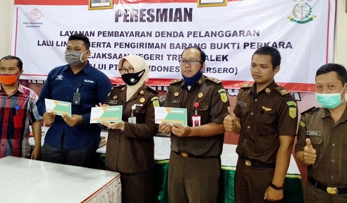 Kajari Trenggalek: Bayar Denda dan Ambil Barang Bukti Tilang Cukup di Kantor Pos Terdekat Kajari Trenggalek: Bayar Denda dan Ambil Barang Bukti Tilang Cukup di Kantor Pos Terdekat