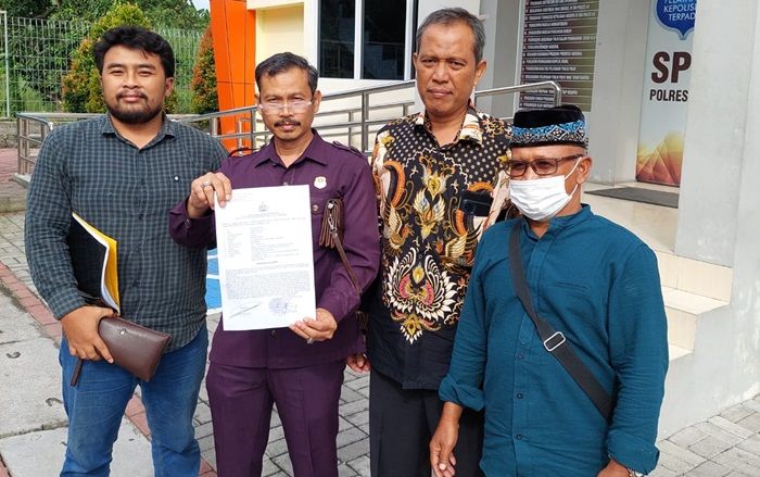 Buntut Ruislag TKD, Kades Tebalo Laporkan Sholeh dan Sahid ke Polres Gresik Buntut Ruislag TKD, Kades Tebalo Laporkan Sholeh dan Sahid ke Polres Gresik