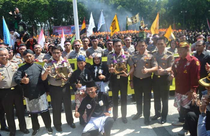 Disaksikan Kabaharkam dan Kapolda, 16 Perguruan Silat di Bojonegoro Bersumpah Damai Disaksikan Kabaharkam dan Kapolda, 16 Perguruan Silat di Bojonegoro Bersumpah Damai