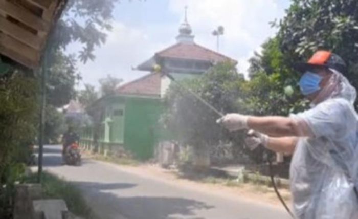 Tanggulangi Covid-19, Ketua DPC Demokrat Tuban Ikut Turun Semprot Disinfektan