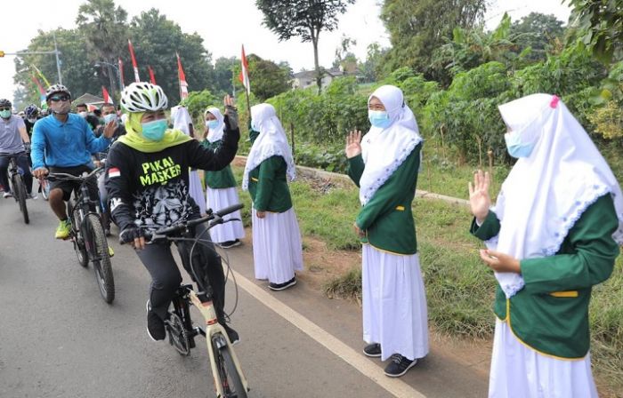 Gowes Kampanye Pakai Masker, Gubernur Khofifah Disambut Antusias Warga Tuban