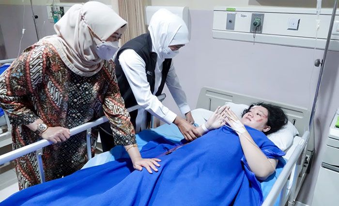 Gubernur Khofifah Beri Dukungan Psikologis dan Moril bagi Para Korban Kecelakaan Tol Sumo Gubernur Khofifah Beri Dukungan Psikologis dan Moril bagi Para Korban Kecelakaan Tol Sumo