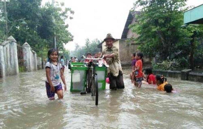Banjir Masih Menghantui Mojokerto, Bantuan Mulai Didistribusikan