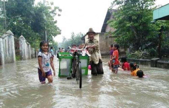 Banjir Masih Menghantui Mojokerto, Bantuan Mulai Didistribusikan Banjir Masih Menghantui Mojokerto, Bantuan Mulai Didistribusikan