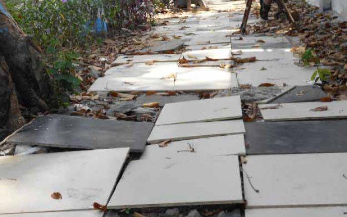 Trotoar di Lamongan Banyak Dibiarkan Rusak, Padahal Dana Pemeliharaan Capai Rp 1 M Trotoar di Lamongan Banyak Dibiarkan Rusak, Padahal Dana Pemeliharaan Capai Rp 1 M